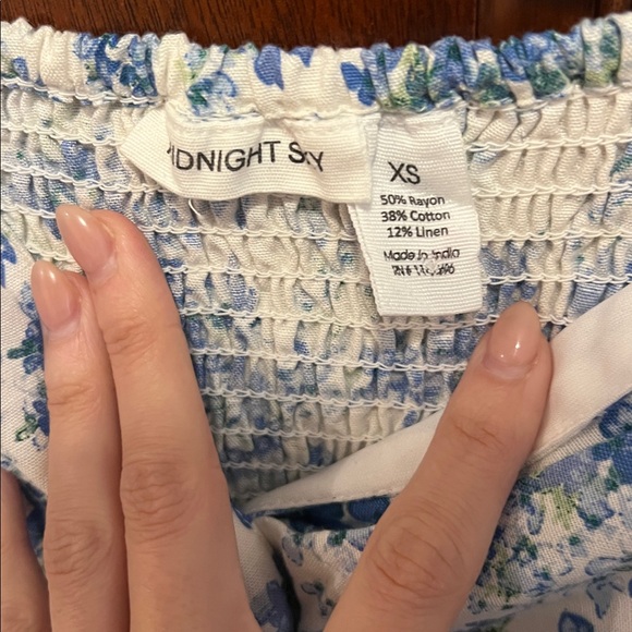 Blue and white floral puff sleeve short sleeve crop linen blouse - Picture 2 of 3